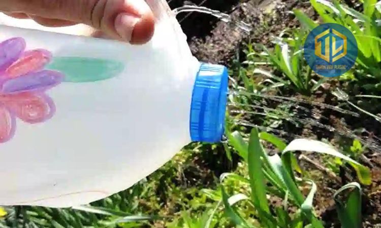 Làm bình tưới nước từ đồ nhựa tái chế