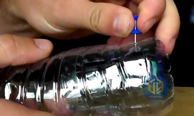 Đục lỗ ở chai nhựa