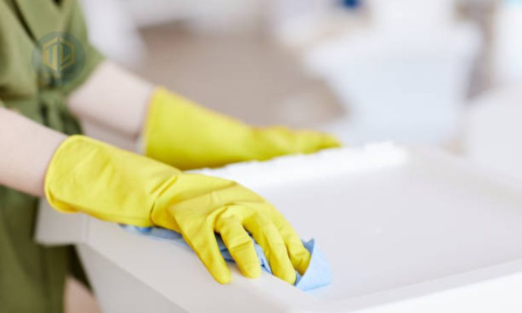 Cọ rửa và lau sạch thùng rác