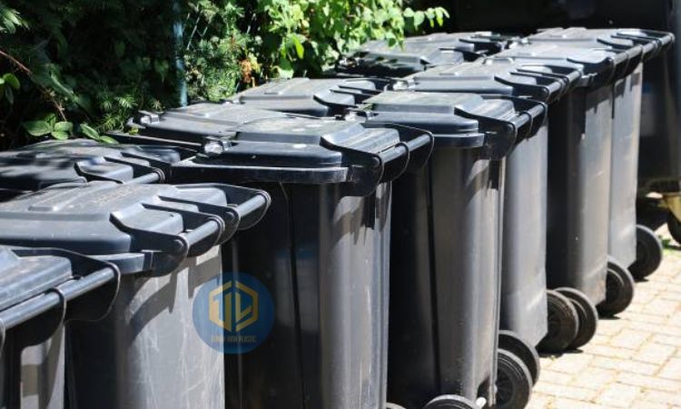 Các loại chất thải đựng trong thùng rác màu đen