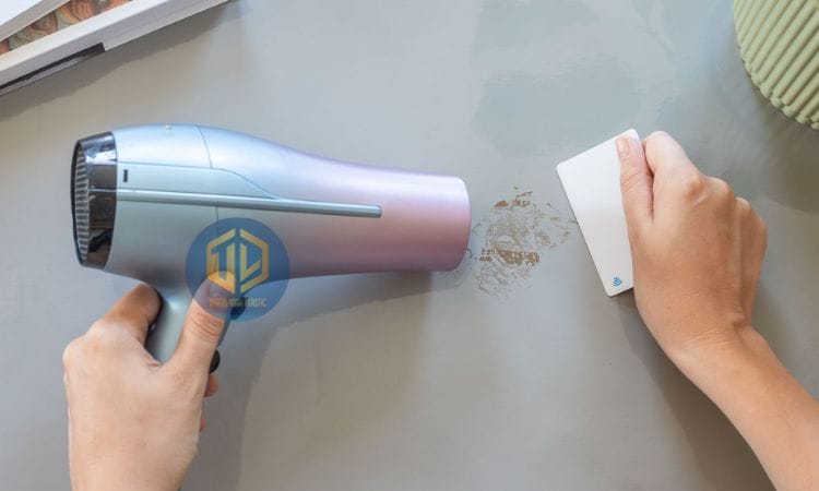 Tẩy vết băng keo bằng máy sấy tóc