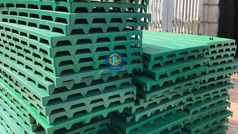 Giá pallet nhựa lót sàn cũ thường dao động khoảng 90.000 – 300.000 đồng/cá