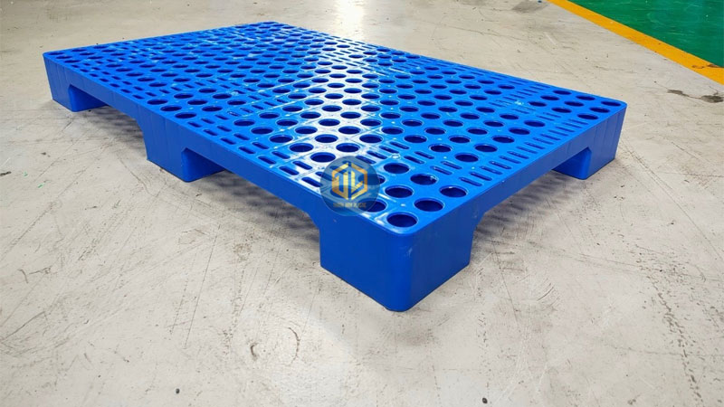 Pallet nhựa lót sàn cũ