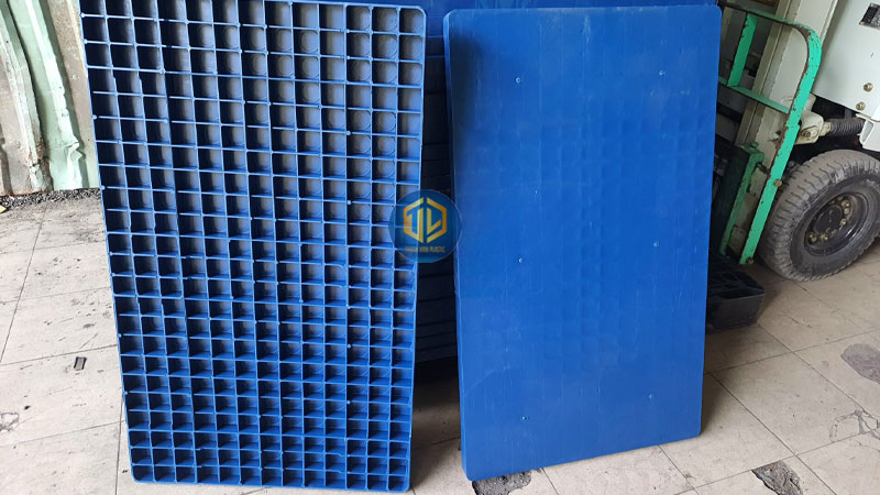 Pallet nhựa lót sàn cũ