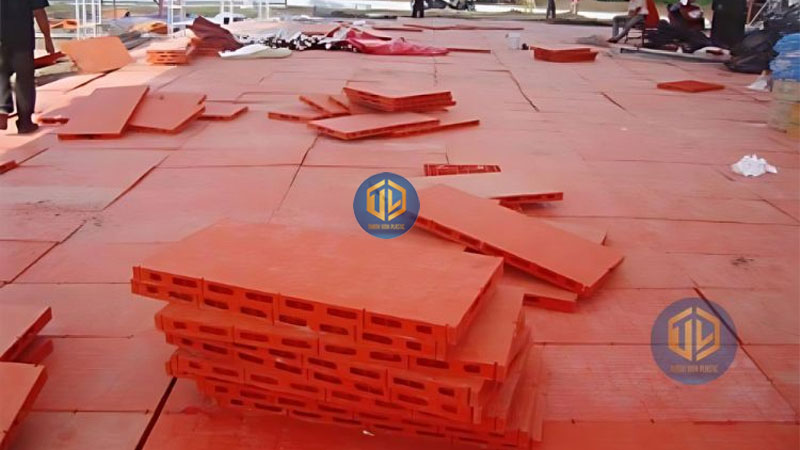 Pallet nhựa lót sàn