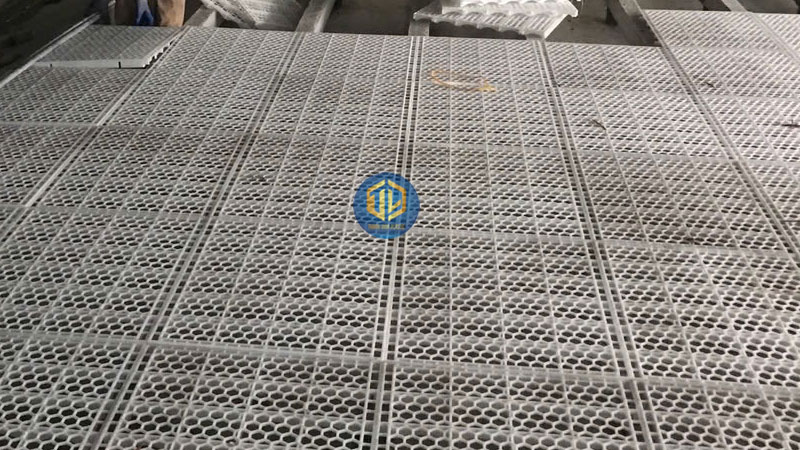 Tấm nhựa lót sàn chuồng gà màu trắng.