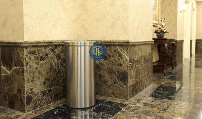 Thùng rác inox nắp lật dùng nơi công cộng.