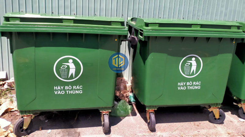 Thùng rác ngoài trời có thể được làm từ nhựa HDPE, Composite hoặc inox.